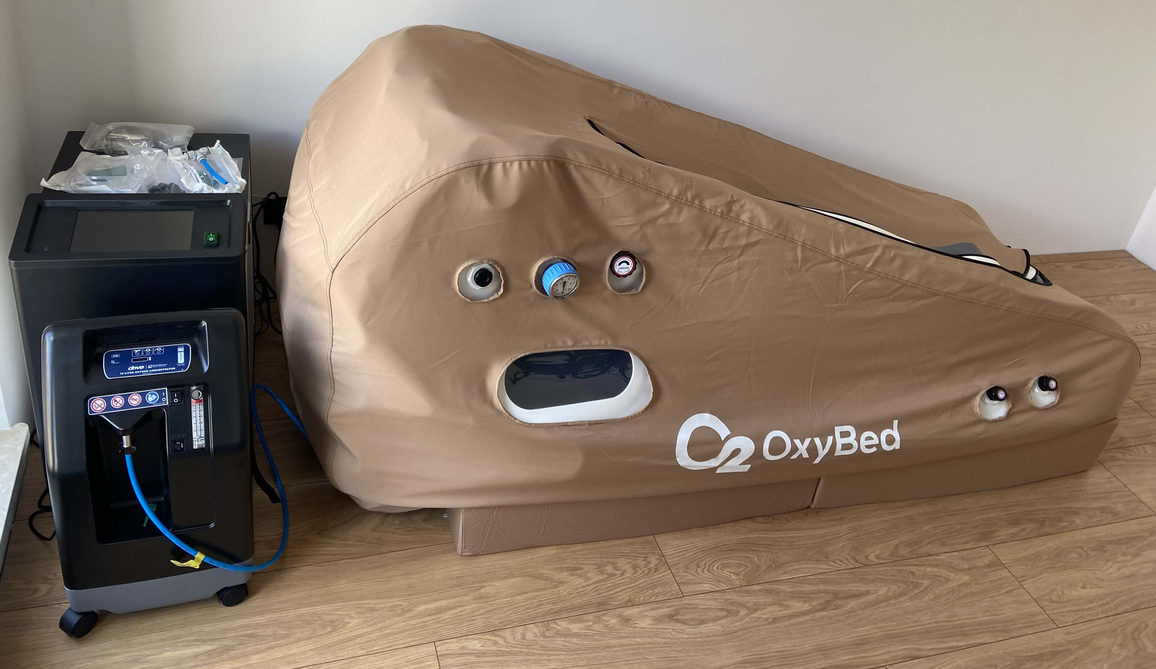 Hyperbaric oxygen chamber with control unit